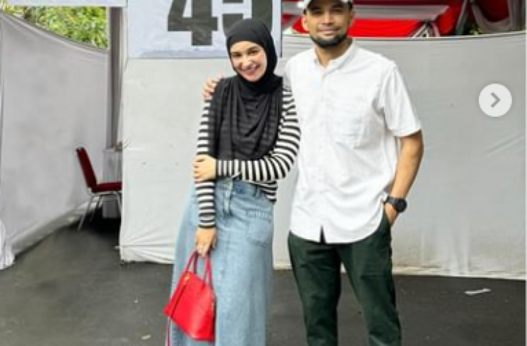 Shireen Sungkar dan Teuku Wisnu saat mencoblos di TPS. (tangkapan layar/Instagram) [Instagram.]