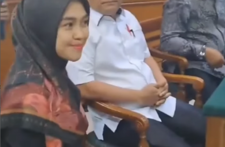 Penampakan Ria Ricis saat jalani sidang perdana gugatan cerainya kepada Teuku Ryan di PN Jakarta Selatan. (tangkapan layar/Instagram)