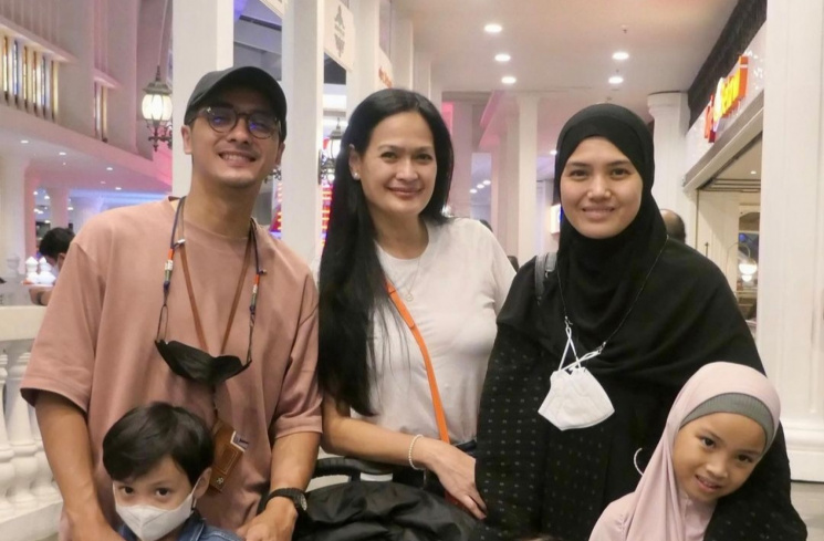 Donna Harun bersama keluarga Ricky Harun [Instagram/@donnaharunofficial]