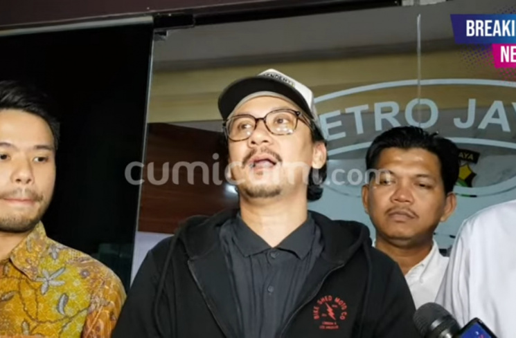 Vincent Rompies Datangi Polres Tangsel Terkait Kasus Bullying Putranya [Youtube/Cumicumi]