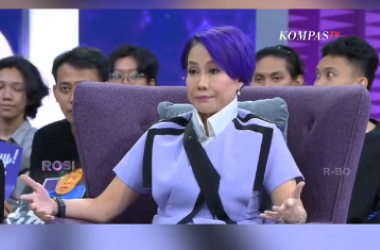 Rosiana Silalahi alias Rosi saat menghadirkan Komeng yang mengantongi suara terbanyak sebagai caleg DPD RI di Dapil Jawa Barat. (tangkapan layar/ist)