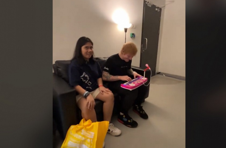 Ed Sheeran mainkan keyboard [Tangkapan layar TikTok]
