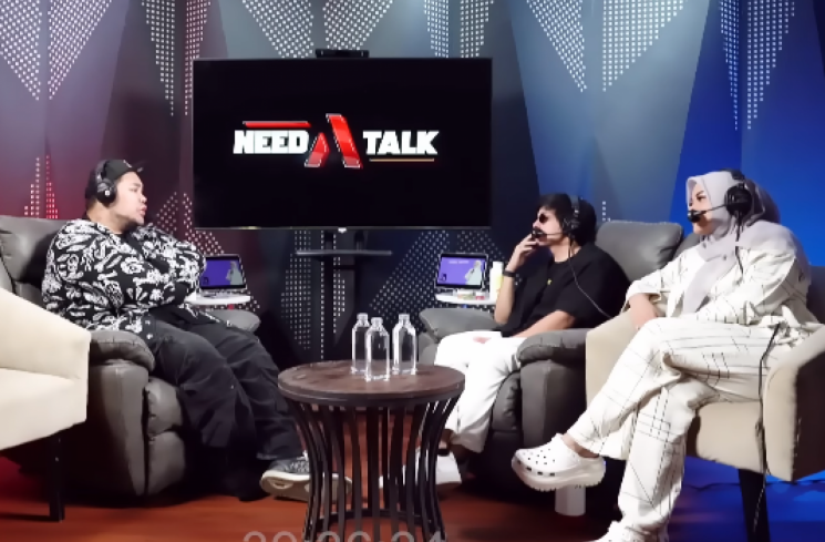 Ivan Gunawan dalam podcast yang dipandu Atta Halilintar dan Aurel Hermansyah. (Tangkapan layar/Youtube) [Youtube]