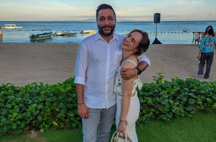 Arya Saloka mabuk bareng pria bule [(Instagram/@anneofficial1990)]