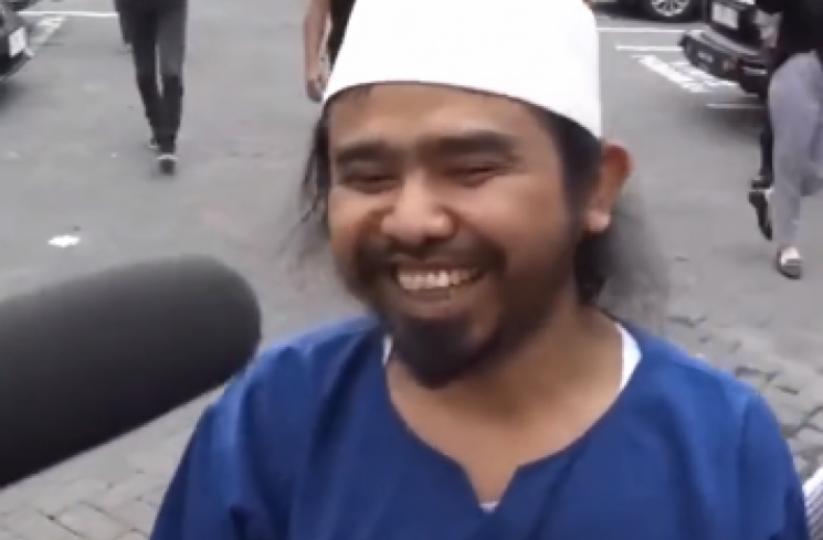 Cengar-cengir Ditanya Wartawan, Gus Samsudin Ngaku Senang Masuk Penjara: Ini Sudah Takdir Allah. (tangkapan layar/ist)