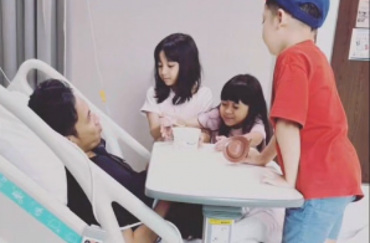 Desta saat dibesuk oleh anak-anaknya dan mantan istri, Natasha Rizky. (tangkapan layar/ist)
