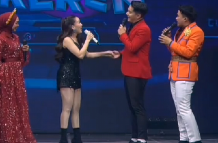 Momen Boy William tatap Ayu Ting Ting di atas panggung. (tangkapan layar/ist)