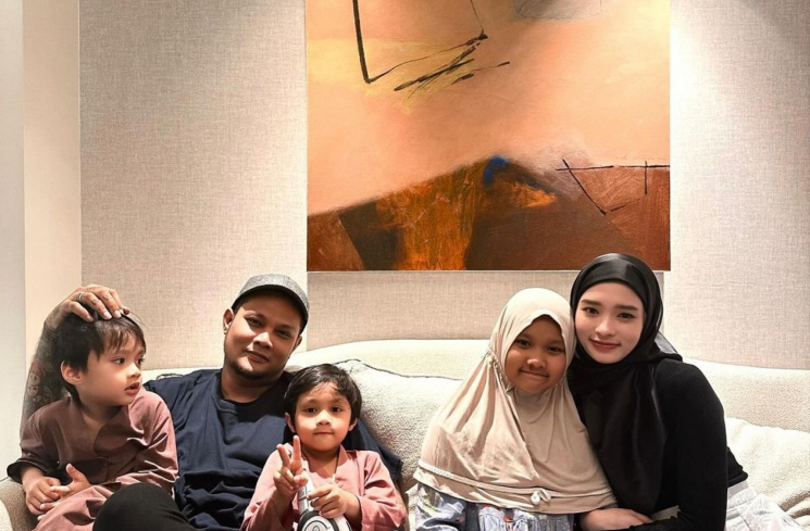 Inara Rusli bersama Virgoun saat masih akur dan ketiga anak mereka. [Instagram/@mommy_starla]