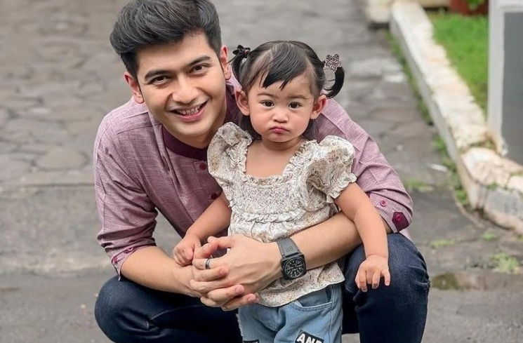 Teuku Ryan begitu dekat dengan baby Moana [(Instagram/@ricistr_officiall)]