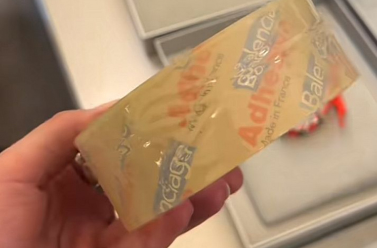 Gelang seperti lakban merk Balenciaga. (Istimewa)