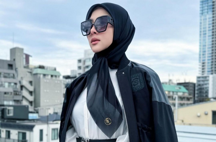 Tak Melar, Tubuh Asli Syahrini Bikin Syok: Ratu Edit! ((Instagram/@princessyahrini))