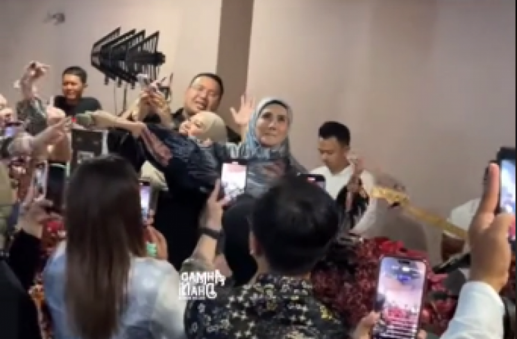 Mulan Jameela bernyanyi di ultah Anang Hermansyah.