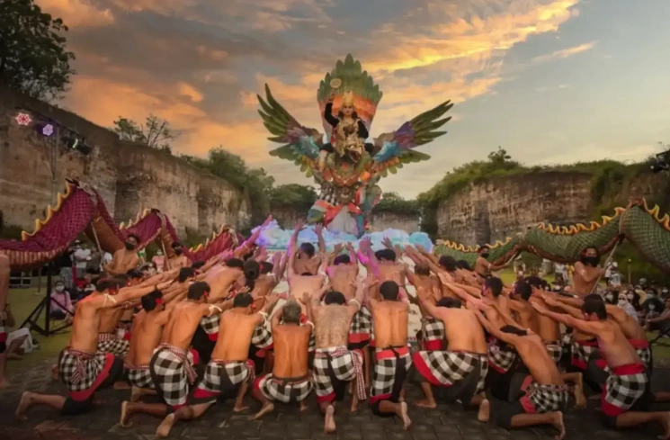 Tari Kecak di Bali [(Traveloka)]