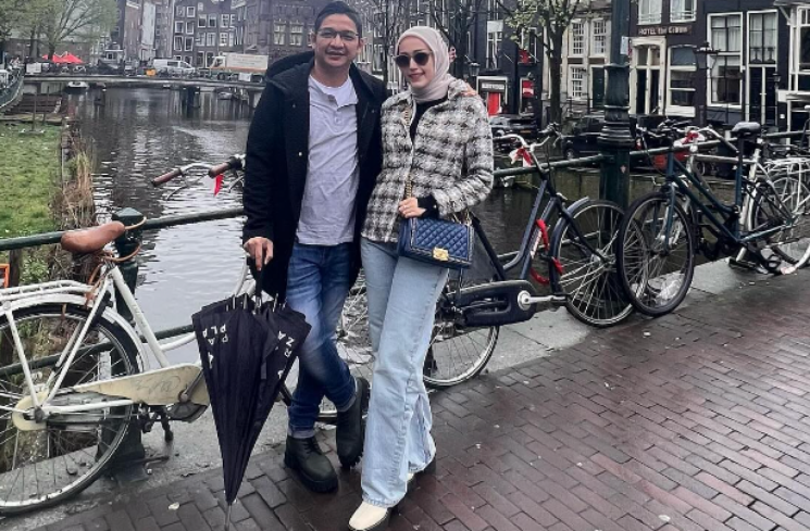 Pasha Ungu dan Adelia saat berada di Amsterdam [Instagram @pashaungu_vm]