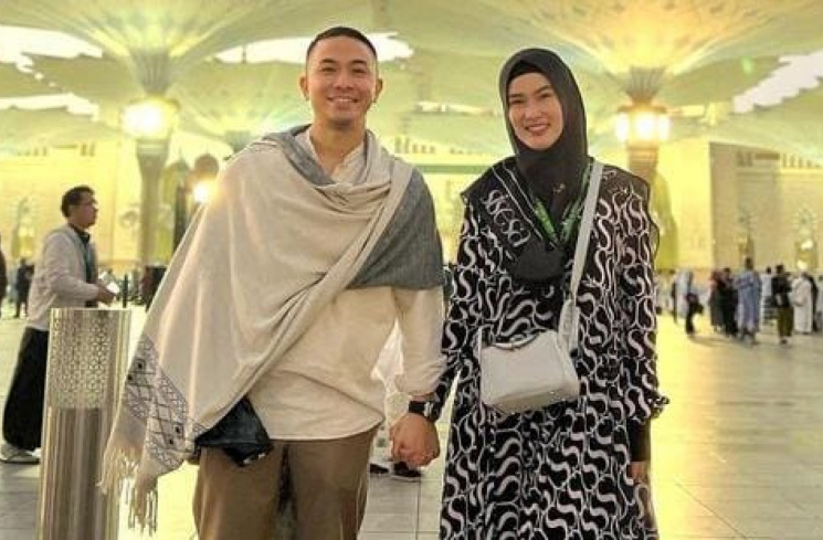 Almarhumah Stevie Agnecya bersama suaminya, Anggi Pratama [Instagram/@steviagnecya/@mbahmijan]