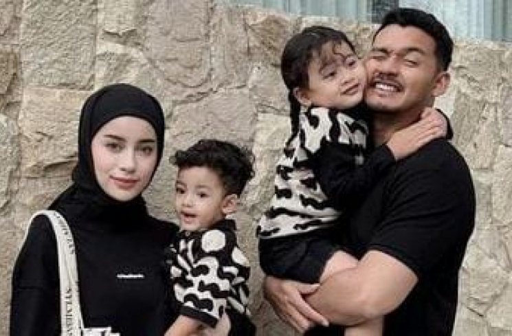 Aghnia Punjabi bersama suami dan kedua anaknya [Instagram/@emyaghnia]