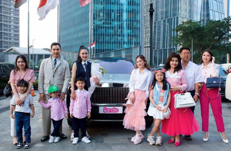 Mobil mewah yang diberikam Harvey Moeis ke Dewi Sandra [Instagram/@sandradewi88]