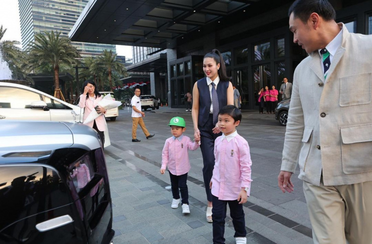 Mobil mewah yang diberikam Harvey Moeis ke Dewi Sandra. [Instagram/@sandradewi88]