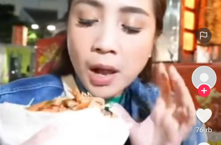 Momen Nagita Slavina kasih makanan kebab bekas gigitan ke karyawan . (tangkapan layae/ist).