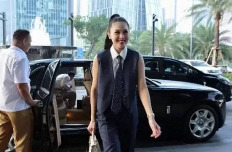 Sandra Dewi dengan mobil mewahnya. [Instagram]