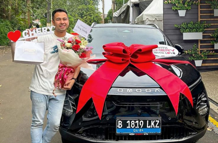 Raffi Ahmad pamer mobih mewah baru. (tangkapan layar/instagram)