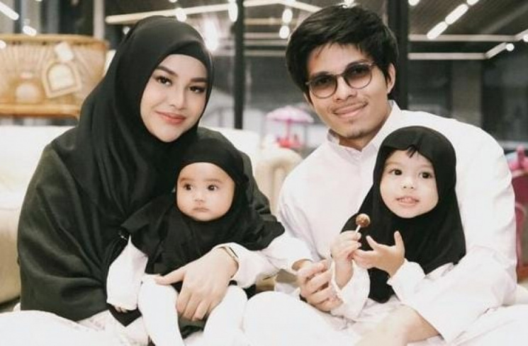 Atta Halilintar bersama Aurel dan kedua anak mereka [Instagram/@attahalilintar]