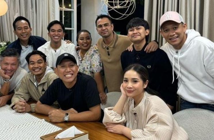 Salah satu momen acara Saurans bersama sutradara dan pemain film Agak Laen [Instagram/@raffinagita1717]