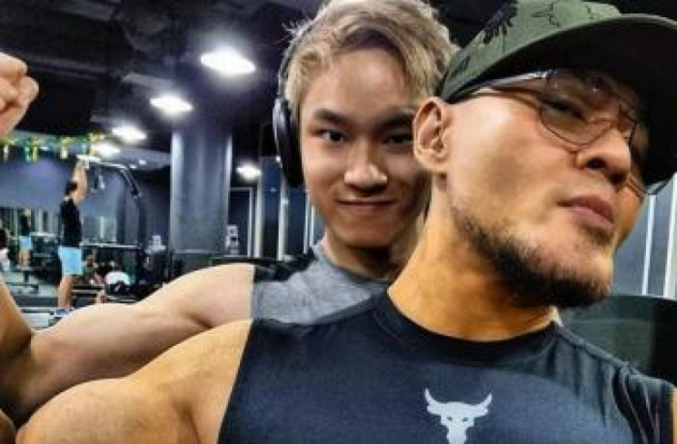 Deddy Corbuzier dan putranya, Azka Corbuzier.  (Instagram/@azkacorbuzier)