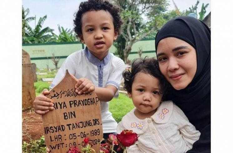 Fati Indraloka dan kedua anaknya saat berziarah ke makam Babe Cabiita [Instagram/@fatiyw]