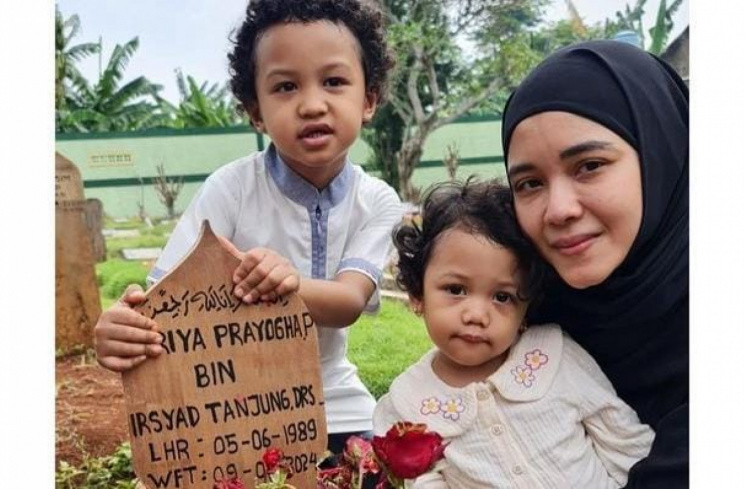 Fati dan kedua anaknya saat ziarah ke makam Babe Cabiita [Instagram/@fatiyw]