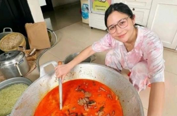 Momen Prilly Latuconsina saat memasak menggunakan tabung elpiji 3kg [Instagram/@prillylatuconsina96]