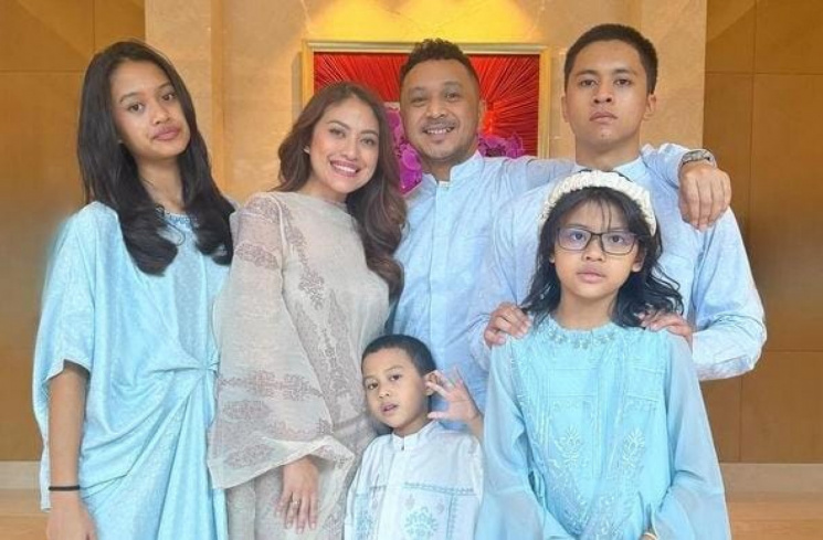 Giring saat merayakan Lebaran bersama keluarganya [Instagram/@giring]