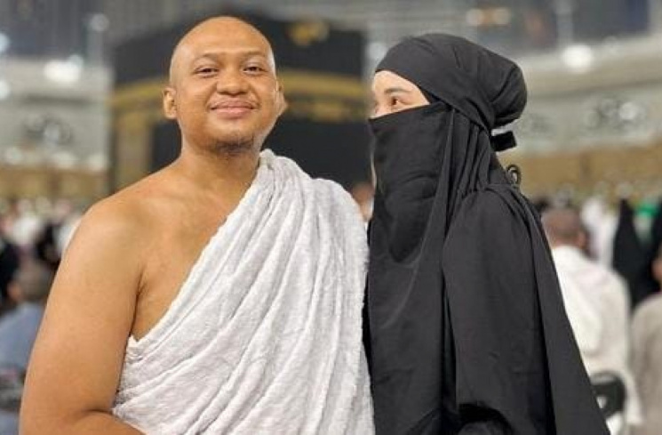 Babe Cabiita saat menjalani ibadah umroh bersama sang istri, Fati Indraloka (Instagram/@fatiyw)