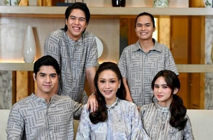Tissa bersama keluarga Dul Jaelani [Instagram/@duljaelan]