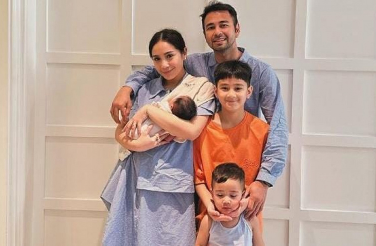 Keluarga Raffi Ahmad bersama anggota keluarga baru, Lily (Instagram/@raffinagita1717)