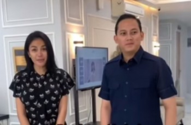 Nikita Mirzani terlhat lebih kalem dan elegan saat berada disamping ajudannya Prabowo Subianto.