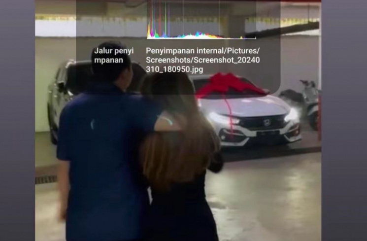 Pria diduga Rizky Irmansyah saat menggandeng wanita muda. (tangkapan layar/ist)