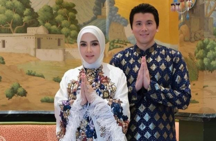 Syahrini dan Reino Barack saat merayakan Lebaran (Instagram/@princessyahrini)
