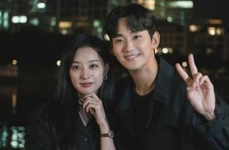 Kim Ji Won bersama lawan mainnya dalam Queen of Tears, Kim Soo Hyun [Instagram/@tvn_drama]