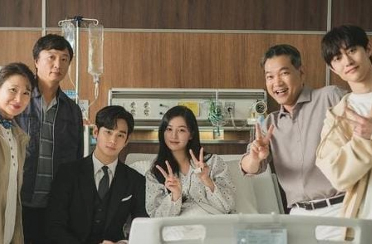 Kim Ji Won dan jajaran pemain Queen of Tears [Instagram/@tvn_drama]