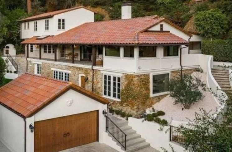 Penampakan rumah Lisa di Beverly Hills [Allkpop]