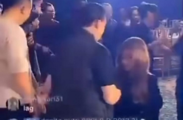 Penampakan Rizky Irmansyah saat kepergok gandeng cewek selingkuhan di acara ultah sang ibu. (tangkapan layar/ist)