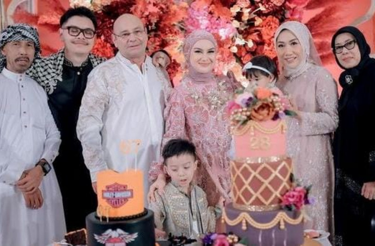 Irish Bella dan keluarga besar saat perayaan ulang tahunnya [Instagram/@_irishbella_]