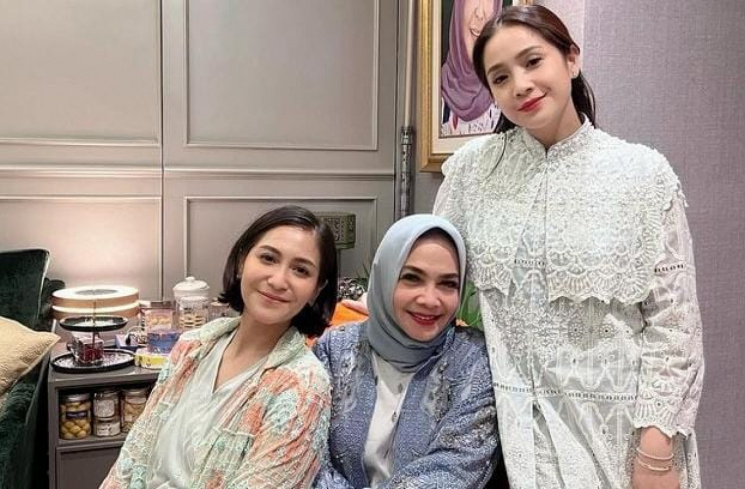 Rieta Amilia bersama Nagita Slavina dan Caca Tengker [Instagram/@rieta_amilia]
