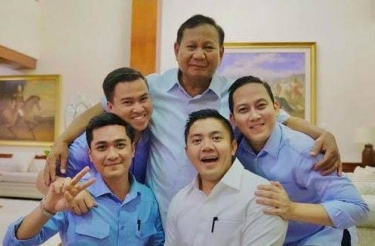 Mayor Teddy (tengah, baju putih) berpose bersama Prabowo Subianto dan rekan ajudan lainnya. [Instagram/@rizky_irmansyah]