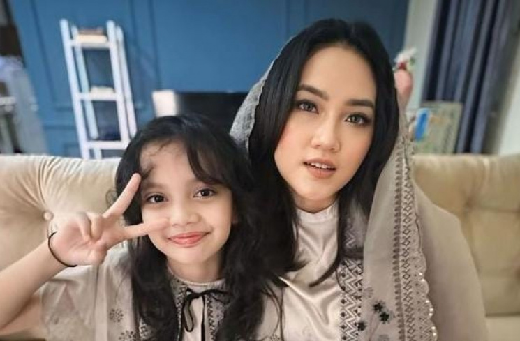 Chacha Thaib dan putrinya, Binar [Instagram@chachathaib]