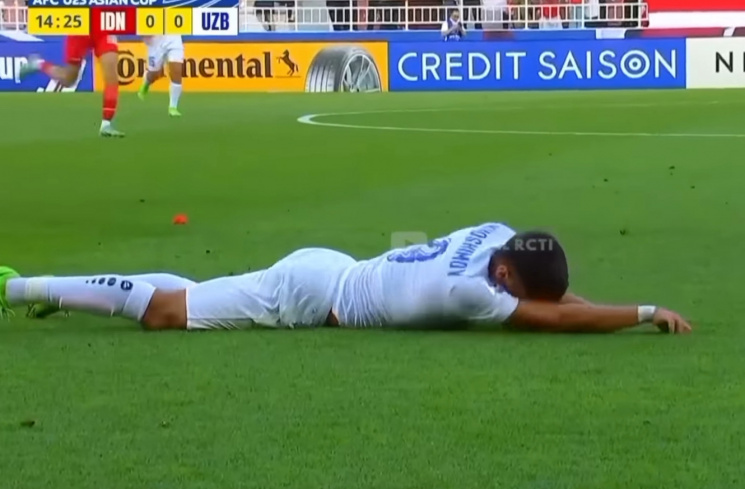 Pemain Uzebkistan terjatuh di lapangan [YouTube/officialrcti]