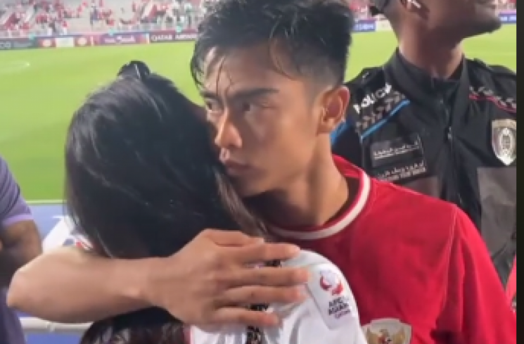 Ramai Dicibir Gegara Gol Bunuh Diri, Ekspresi Pratama Arhan Peluk Istri Disorot: Tatapan Kosong, Mau Nangis!. (tangkapan layar/ist)