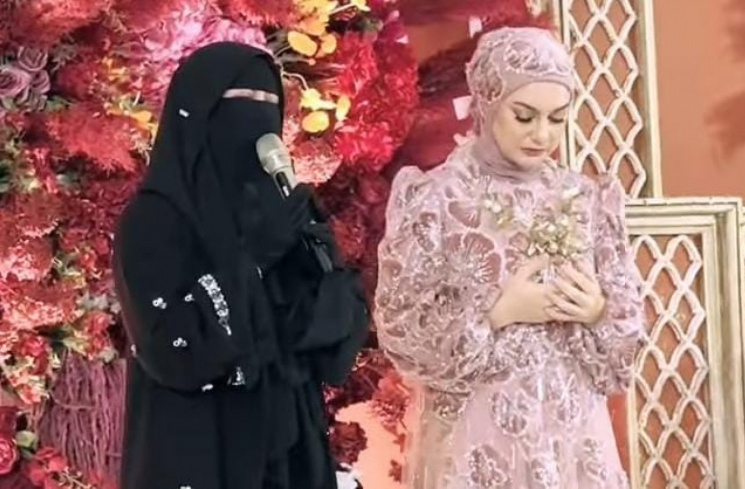 Umi Pipik saat hadir di acara ulang tahun Irish Bella [Instagram/@_ummi_pipik_]
