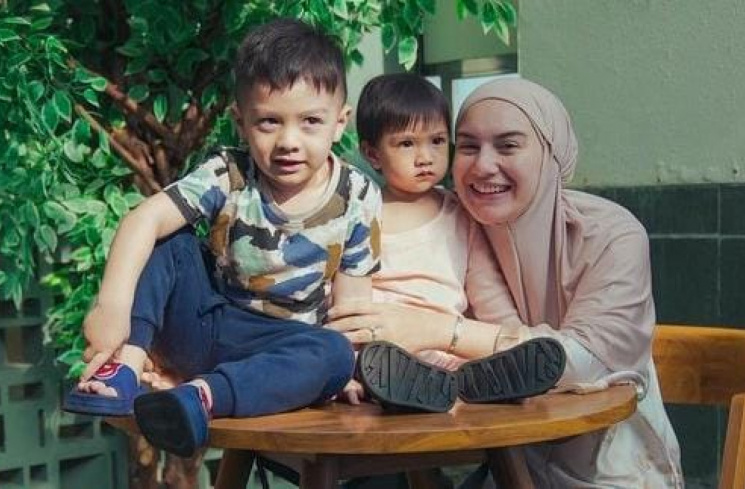 Potret Irish Bella bersama kedua anaknya, Air Rumi Akbar dan Amala Puti Sabai Akbar [Instagram/@_irishbella_]